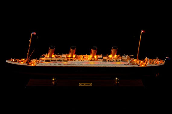 RMS タイタニック号 クルーズモデル 80 cm (31.5インチ) LEDライト付き