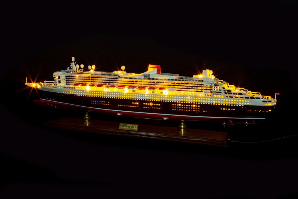 QUEEN MARY 2 大型模型 船　キュナード・ライン社 非常に精巧なクイーン・メリー2号クルーズ船模型（LEDライト付き）86cm