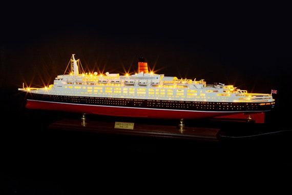 非常に精巧なクイーンエリザベス2世クルーズ船模型（LEDライト付き