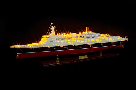 非常に精巧なクイーンエリザベス2世クルーズ船模型（LEDライト付き