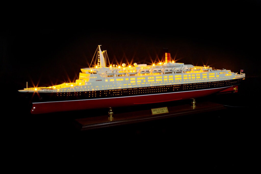 非常に精巧なクイーンエリザベス2世クルーズ船模型（LEDライト付き