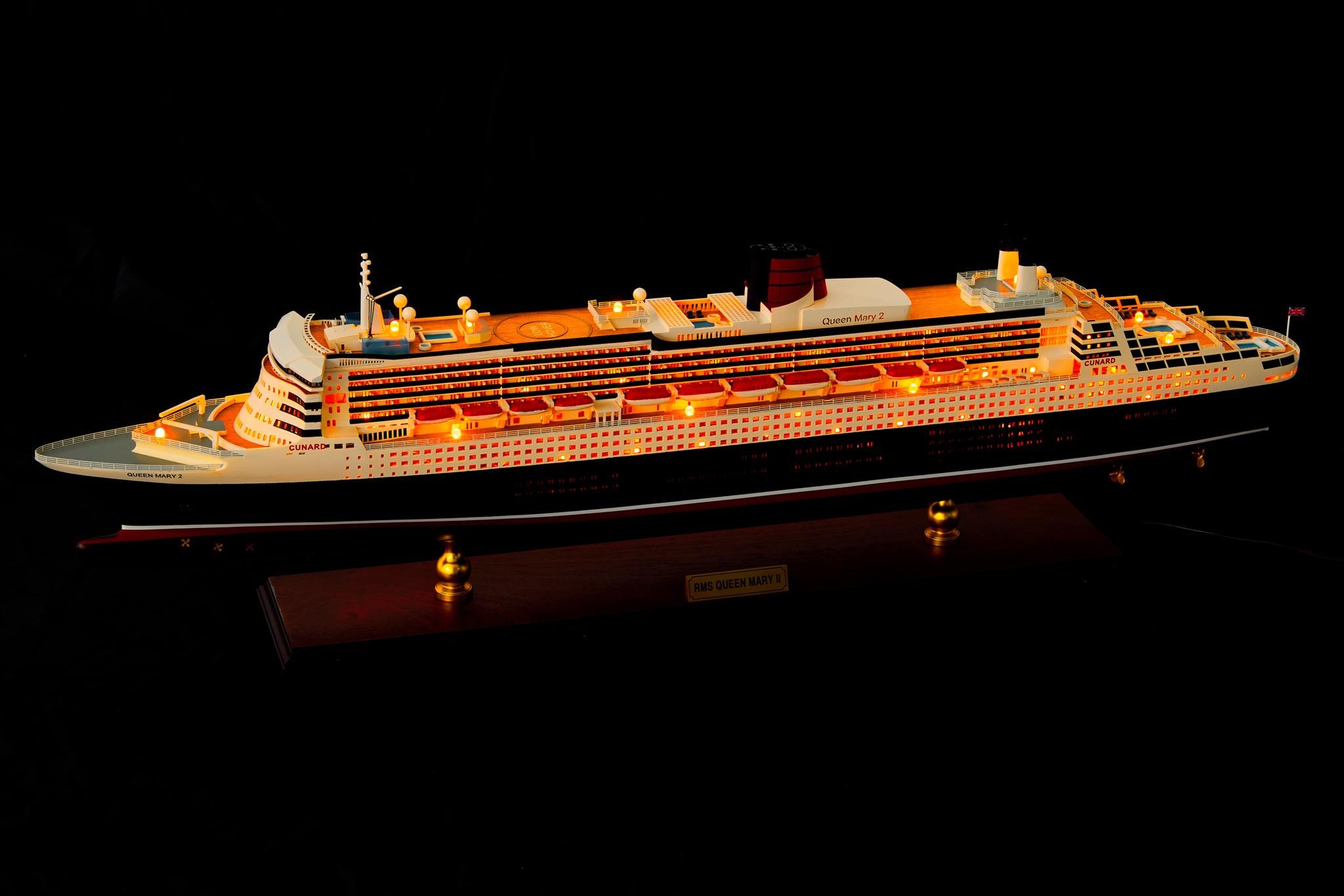 クイーン・メリー2号 クルーズ船モデル LEDライト付き 80 cm (31.5