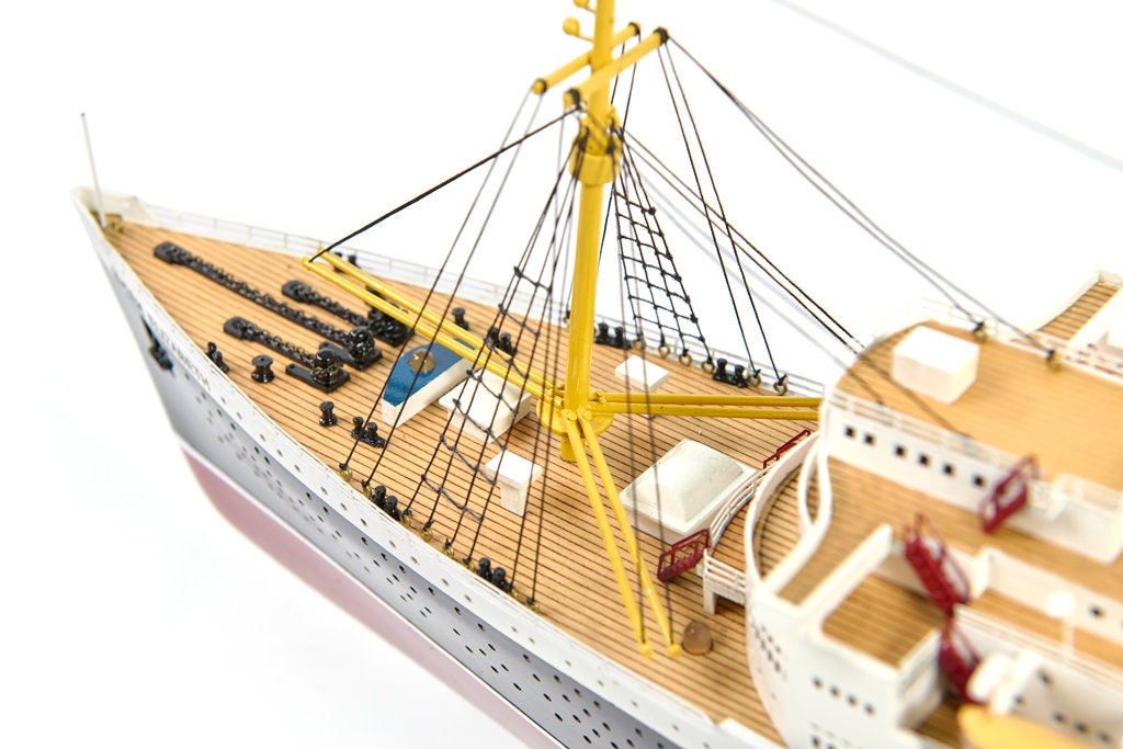 Queen Elizabeth Model Cruise With LED Lights 89cm (35