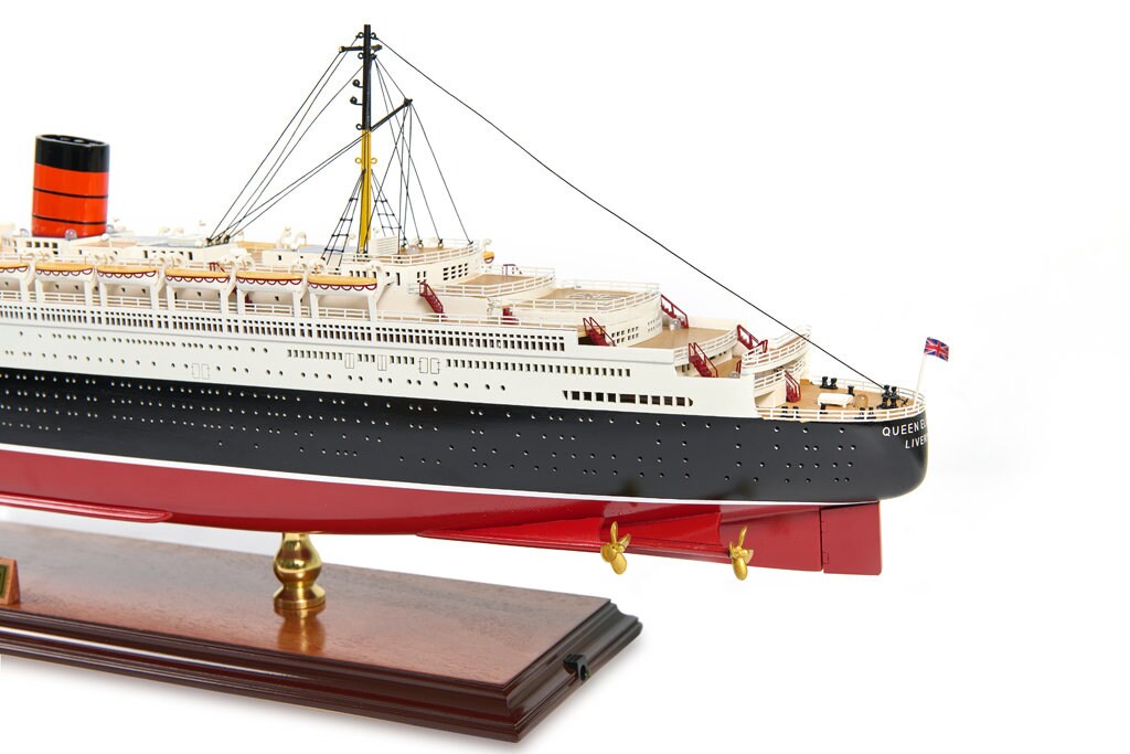Queen Elizabeth Model Cruise With LED Lights 89cm (35