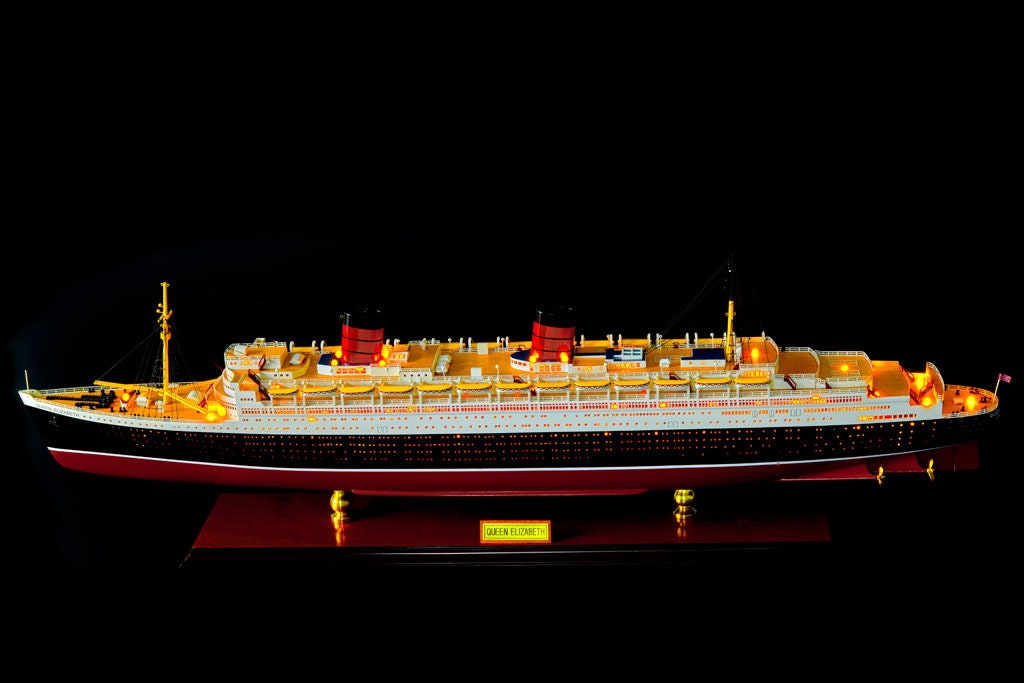 Queen Elizabeth Model Cruise With LED Lights 89cm (35