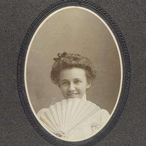 Ligeramente tímida con abanico ~ Foto de tarjeta de gabinete ~ Mujer sonriendo detrás de un abanico