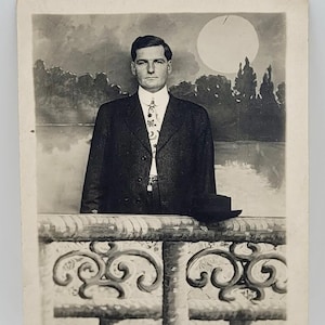 Lua cheia e homem bonito ~ RPPC ~ Cenário fotográfico ~ Gravata estampada com gola larga