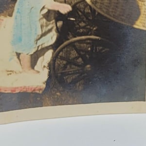 Twee handgekleurde kleine foto's ~ rieten kinderwagen en moeder