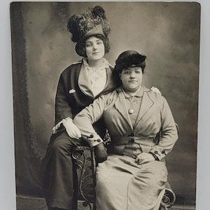 Dwie kobiety wystrojone~RPPC~Jedna w fantazyjnym kapeluszu z pióropuszem~Druga w medalionie