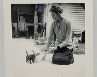 Vintage Foto~Frau mit Kätzchen~Katzenanschauung von Hinten