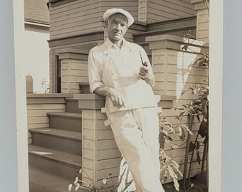 Maler's Outfit~Vintage Photo~Mann hält eine Pfeife~In Labor Day Parade~Vallejo, CA