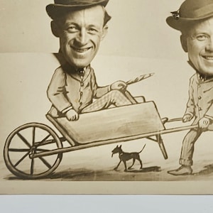 Carte postale photo Arcade Photo RPPC Deux hommes têtes dans une scène comique Caricature Carte postale