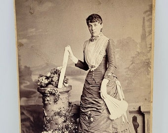Schrankfoto in Boudoir-Größe ~ Viktorianische Frau mit Handfächer ~ gerolltes Zertifikat ~ Blumen-Geschenkkörbe