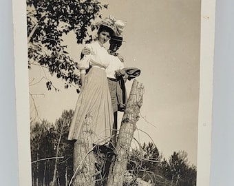 Carte postale avec photo Un couple du CRPA debout sur des souches d'arbre ~ Grace et Roy ~ époque édouardienne