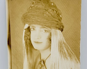 Hut & Kunstblondes Haar~RPPC~Deko-Ära Frau in Kostüm gekleidet~Fotopostkarte