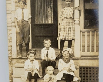 RPPC ~ Enfants mignons posant sur les marches d'un porche ~ Maman d'une personne qui ne vous oublie jamais ~ Carte postale photo