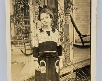 Mujer joven de RPPC con un gran vestido ~ Posada junto al porche ~ Postal fotográfica