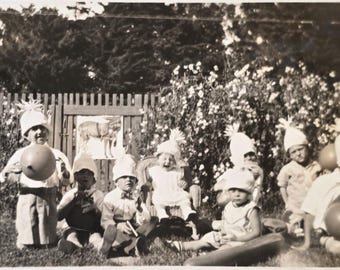 Foto de la fiesta de cumpleaños de Bud en 1930: un burro con cola de alfiler, globos y sombreros.