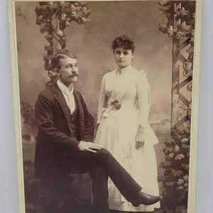 Foto de tarjeta de gabinete: Pareja joven ~ Hombre mirando hacia un lado ~ Bonito fondo de estudio