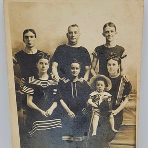 Badeanzüge & Sandeimer ~RPPC~ Arcade-Fotopostkarte der Familie bereit für den Strand