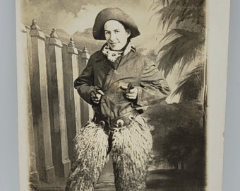 Cowboy Wooly Chaps~RPPC~Pistole zeigt geradeaus~inszenierte Fotopostkarte