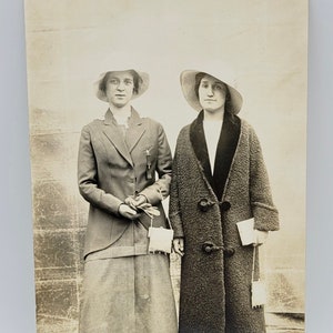 RPPC Deux jeunes femmes à la mode portant des chapeaux ~ sac à main ~ gants ~ carte postale photo