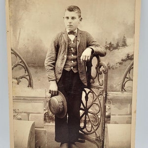 Ragazzo con cappello di paglia ~ Foto da gabinetto ~ Indossa giacca e gilet a quadri ~ Nome identificato