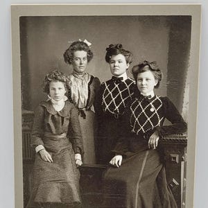 Foto de gabinete de cuatro mujeres jóvenes ~Dos con vestidos iguales, posiblemente gemelas