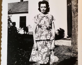 Tutto va a gonfie vele, foto vintage, donna con abito a stampa di margherite