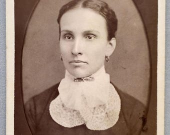 Impresionante mujer (fotografía en CDV) con cuello de encaje y accesorios victorianos.