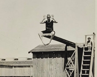 Frau, die Gesicht vom Turm macht ~Vintage Photo~Kind auf der Leiter