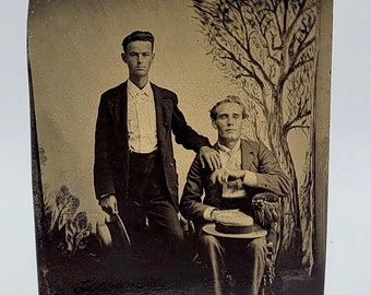 Photo dactylographie deux jeunes hommes ~ main sur l'épaule ~ art folklorique cool arbre de fond
