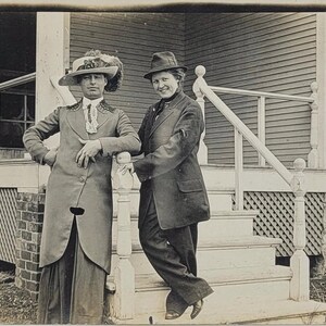 Homme et femme habillés en croix ~ RPPC ~ Image amusante ~ posant par les marches
