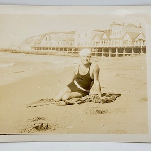 Homme maillot de bain ~ RPPC ~ posé sur la plage ~ fond de promenade ~ carte postale photo
