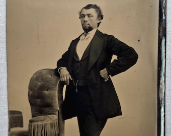 Modieuze man hand op heup tintype foto, baard en getinte wangen