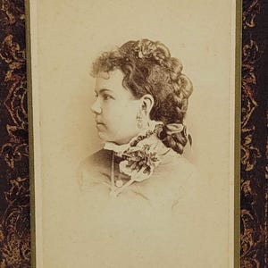 Klasa 1879 Peoria Illinois High School~CDV~Młoda kobieta z fantazyjnym warkoczem~Profil boczny