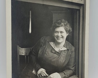 Dans la fenêtre ~ CRPA ~ Femme souriante se penchant à l'intérieur du rebord de la fenêtre ~ ~ Datée 1913 ~ Carte postale avec photo