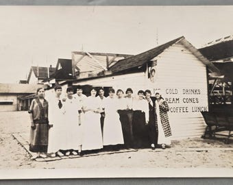 Frauen posierten vor einem Café im Freien – RPPC wirbt für eiskalte Getränke, Eiswaffeln, Kaffee und Mittagessen.