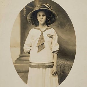 Tenue de style marin de l'époque édouardienne ~ CPRP ~ grand chapeau pour jeune femme