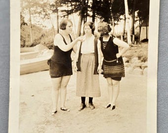 Badpakken uit de decoperiode Vintage foto 1928 ~ Twee dames en heren die flessen drinken