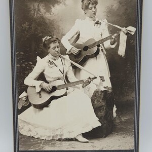 Twee vrouwen die gitaar spelen~Kabinetkaartfoto~strikken op gitaarbanden