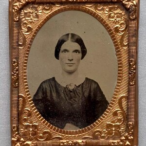 額装されたルビー色のアンブロタイプ写真（頬に手彩色を施した女性）、裏面に写真ギャラリーの広告