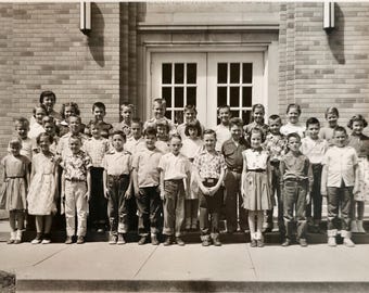 Foto escolar da turma da quarta série de 1956, crianças e professora, calças com barra dobrada, rostinhos adoráveis, 18x13 cm.