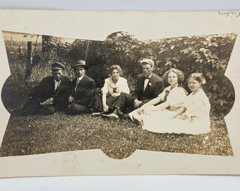 RPPC Junge Männer und Frauen im Freien, Masked Border Design, Hinweis auf der Rückseite