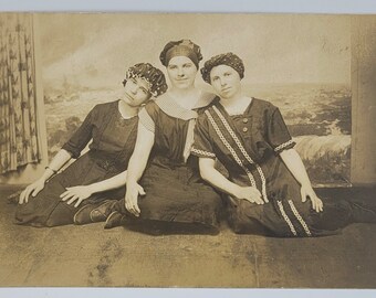 Costumi da bagno da donna~RPPC~Tre donne sullo sfondo al mare in studio~circa 1910