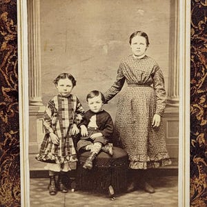 Zdjęcie rodzeństwa CDV ~ dwoje młodszych dzieci i starsza dziewczynka ~ Dwight Illinois