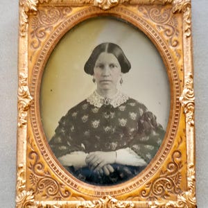 Fotografía de ambrotipo de rubí ~ Mujer joven victoriana ~ Mejillas teñidas a mano