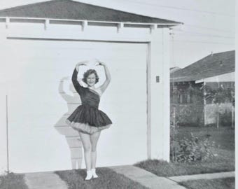 Balletpose Schaduw op garage vintage foto ouder meisje