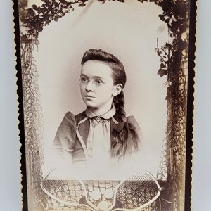 Borda de foto de tênis ~ Jovem mulher ~ Foto de cartão de gabinete ~ Usando óculos de arame oval ~ Flores ~ Raquetes ~ Rede