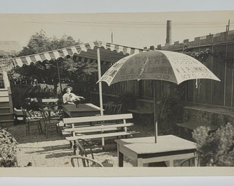 Paraguas publicitario~Foto vintage~Asientos de patio para mujer~Paseo~Adv para W.W. Plummer Mfg Co.